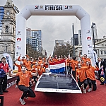 Brunel Solar Team en Solar Team Twente behalen eerste en tweede plaats bij World Solar Challenge 2025 met AIKO’s ABC-zonneceltechnologie