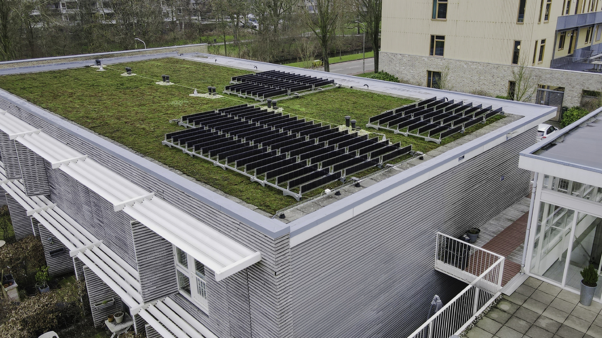 Eerste Nederlandse Groendak met Verticale Zonnepanelen