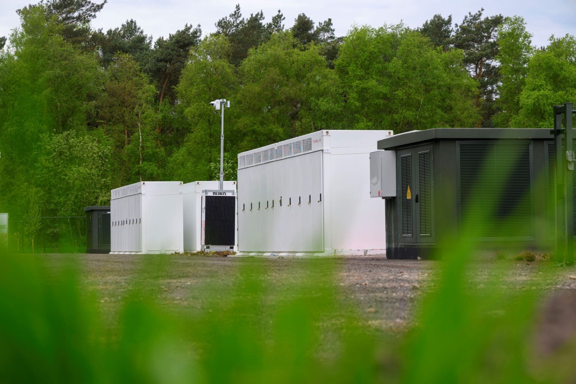 Transformatorstations voor BESS drijvend zonnepark Sellingen