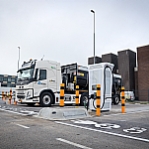 Eerste laadplein voor elektrische vrachtwagens geopend in de Rotterdamse Haven