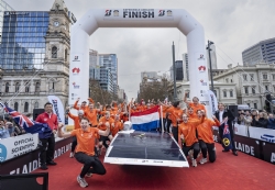Brunel Solar Team en Solar Team Twente behalen eerste en tweede plaats bij World Solar Challenge 2025 met AIKO’s ABC-zonneceltechnologie